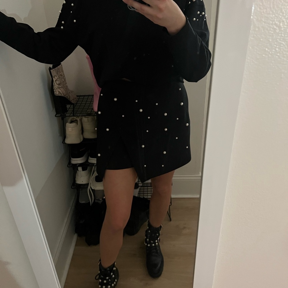 Skirt with slits and Perl beating